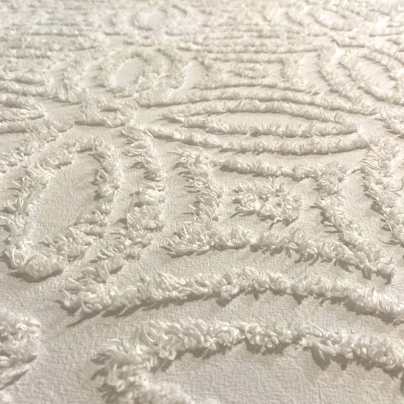 White Comforter And Pillow Shams - Picture 2 of 6